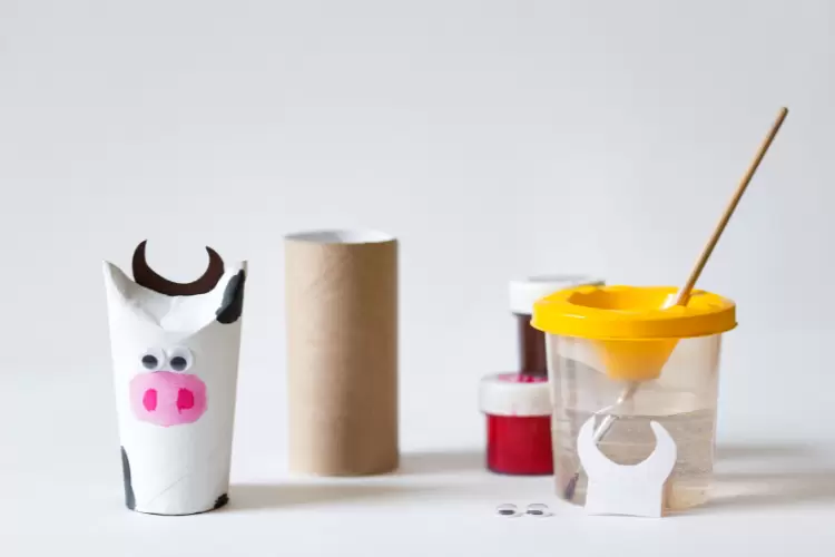 Photo d'une vache réalisée à l'aide d'un rouleau de papier hygiénique