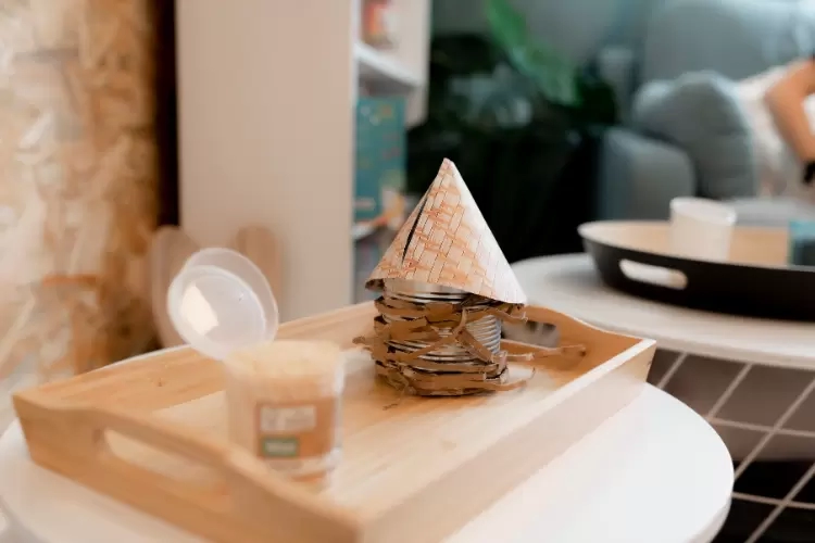 Photo d'un plateau avec une hutte réalisée en papier et carton